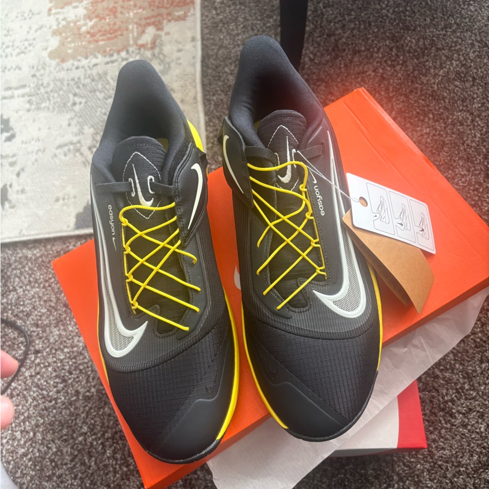 Nike Men's Black and Yellow Athletic Sneakers